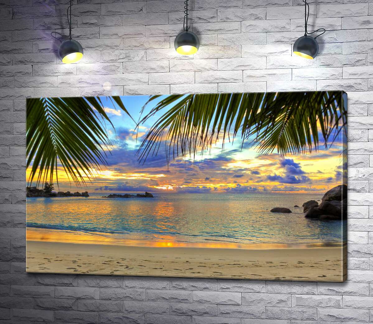 картина Вид на вечерний тропический пляж из тени пальмовых листьев