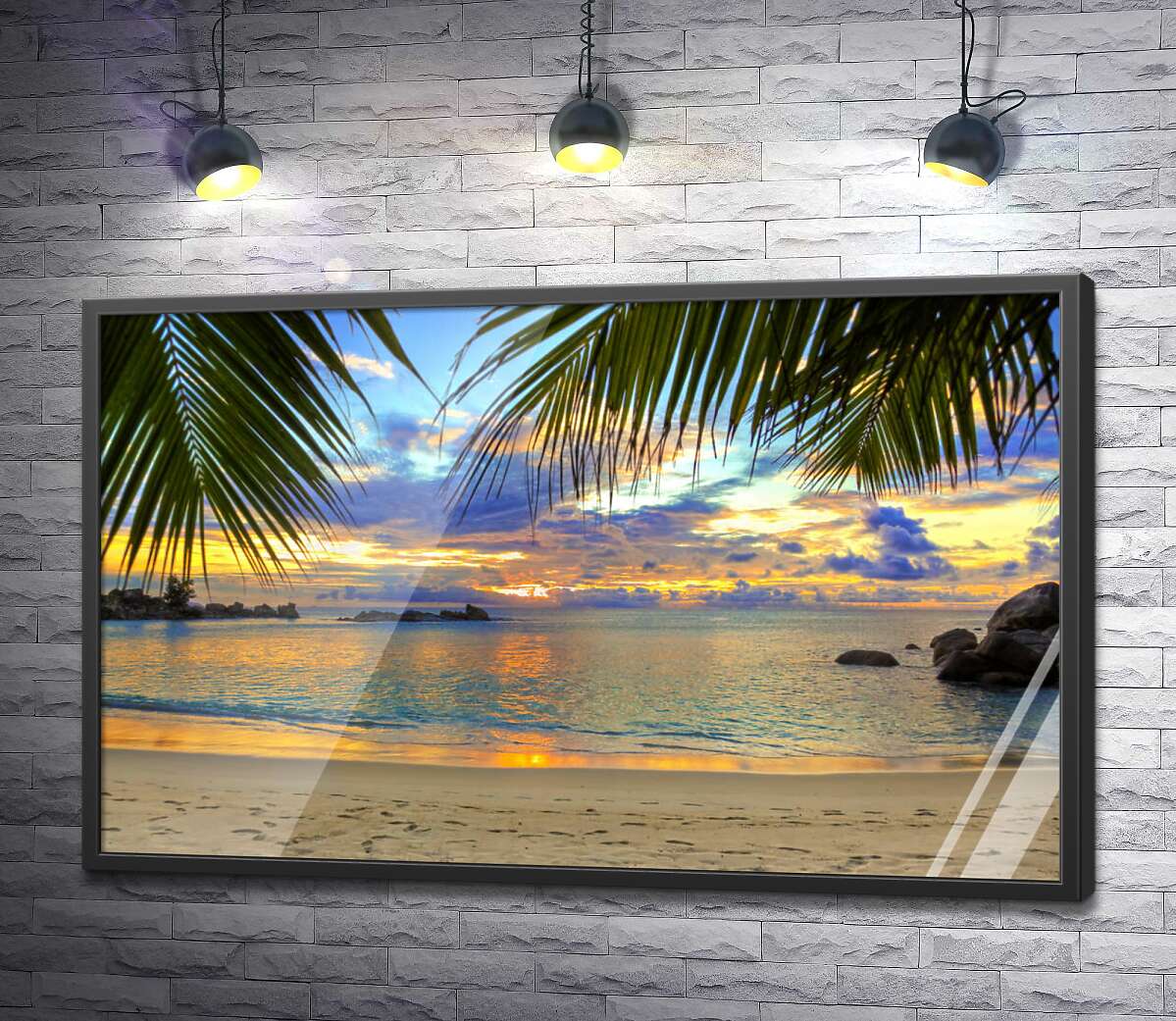 постер Вид на вечірній тропічний пляж з тіні пальмового листя