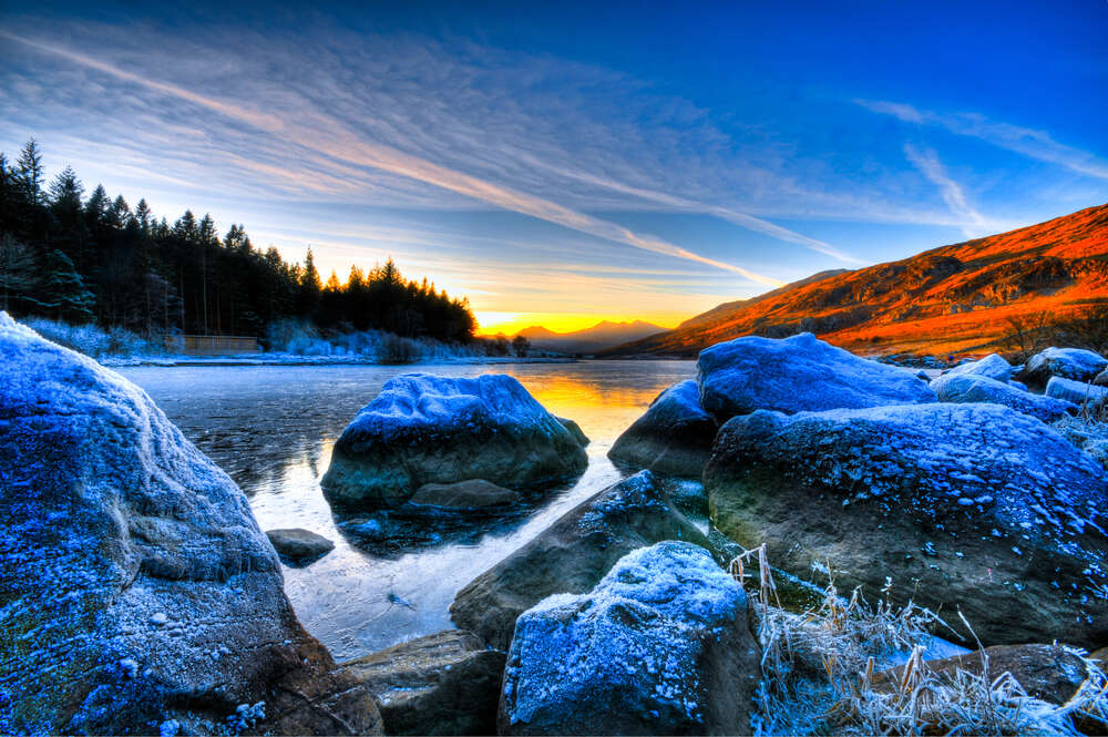 картина-постер Ранковий іній вкрив каміння на березі озера