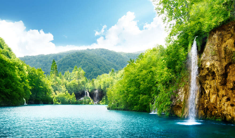 картина-постер Шумные потоки водопадов падают в тихое озеро
