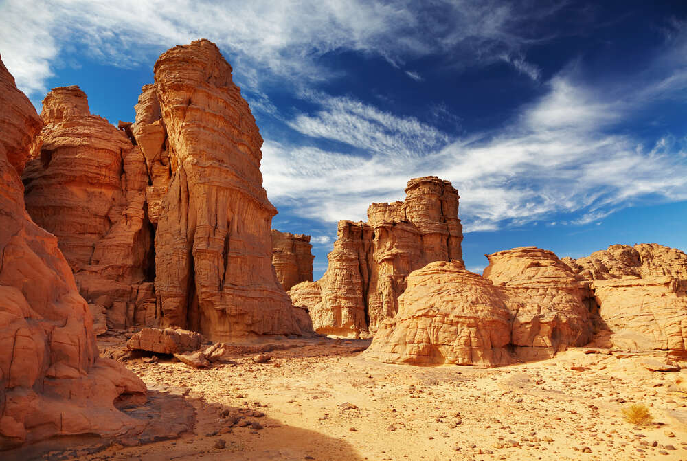 картина-постер Желтые скалы причудливых форм возвышаются в пустыне