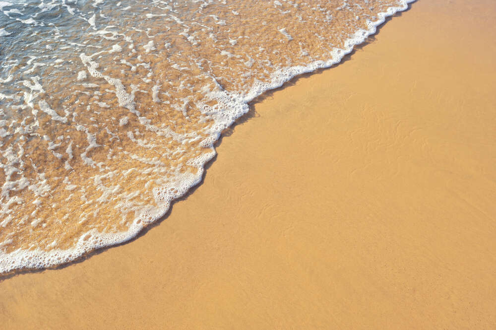 картина-постер Прозрачная волна пенится на песчаном берегу