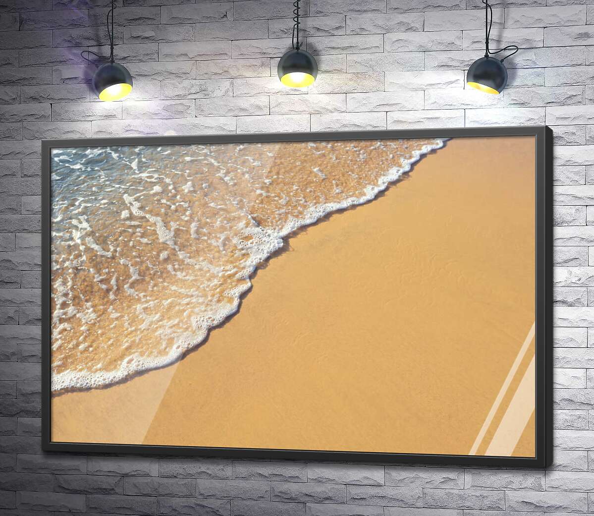 постер Прозора хвиля піниться на піщаному березі