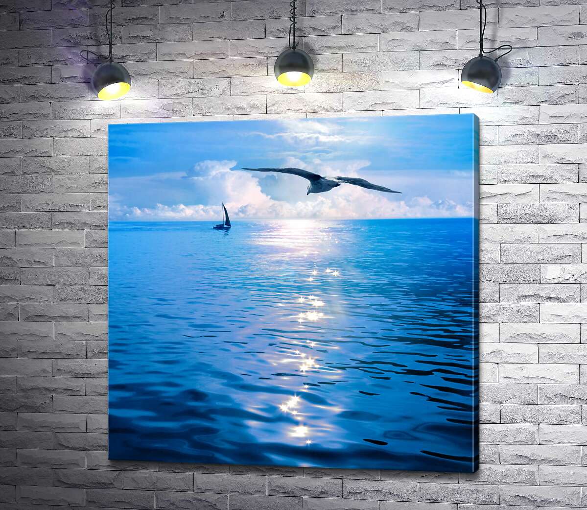картина Белокрылая чайка летит над тихой морской водой