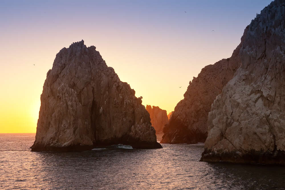 картина-постер Острые пики морских скал в вечерних лучах солнца