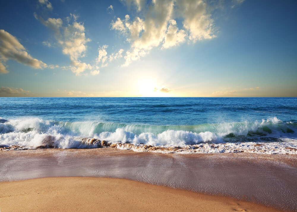 картина-постер Бурный прибой пенистых морских волн на песчаный берег