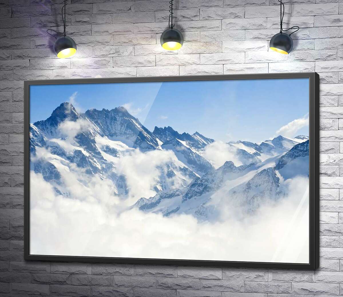 постер Гірські схили ховаються за пухнастими хмарами