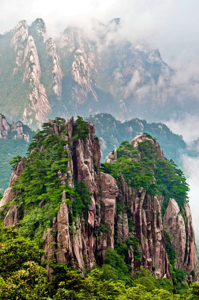 картина-постер Скалистые горы Хуаншань украшены зелеными кронами деревьев