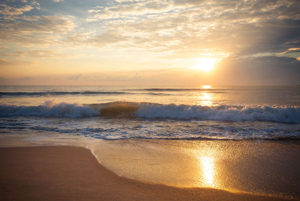 картина-постер Солнце светит на бурные волны у берега
