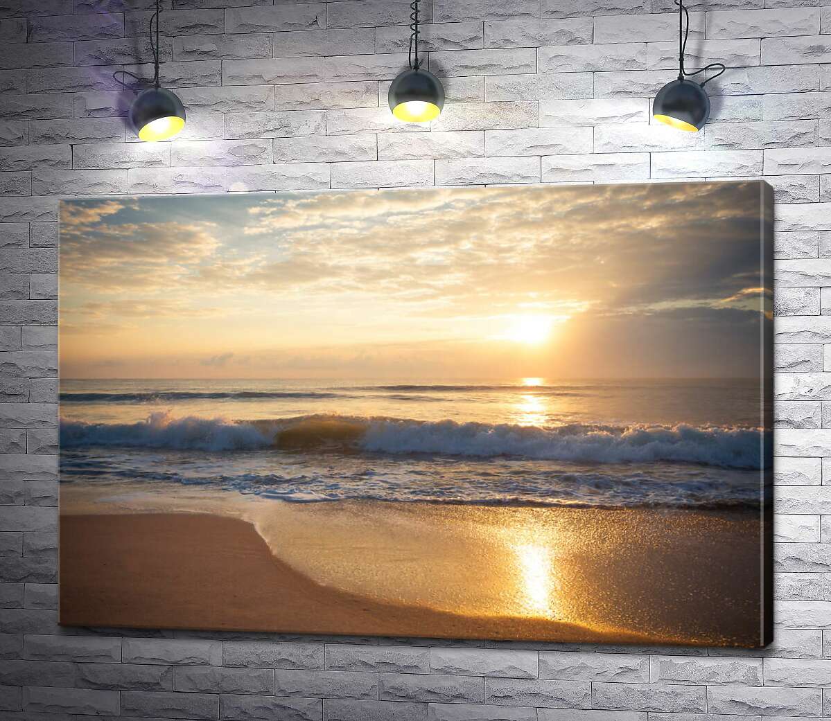 картина Солнце светит на бурные волны у берега