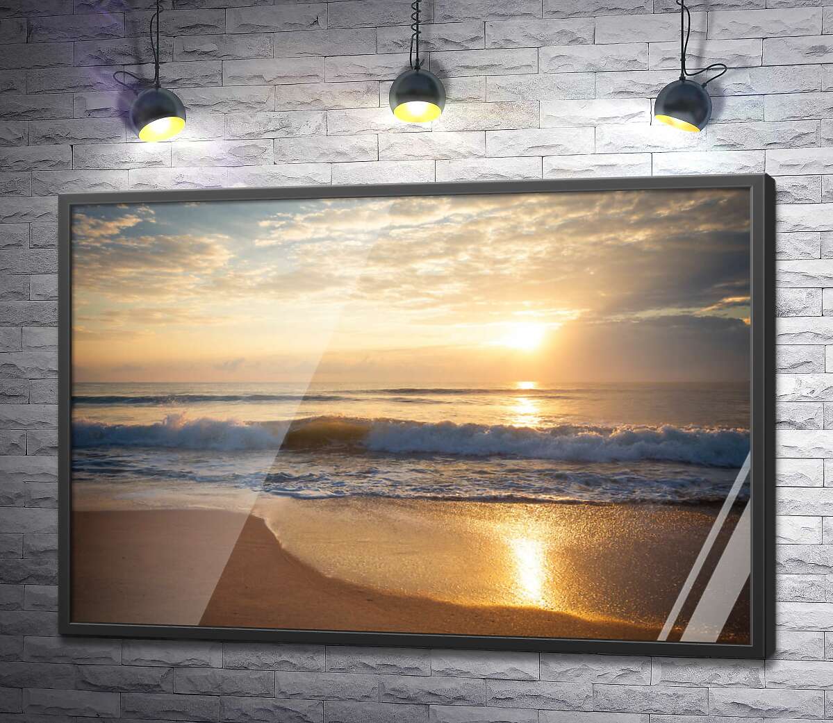постер Солнце светит на бурные волны у берега
