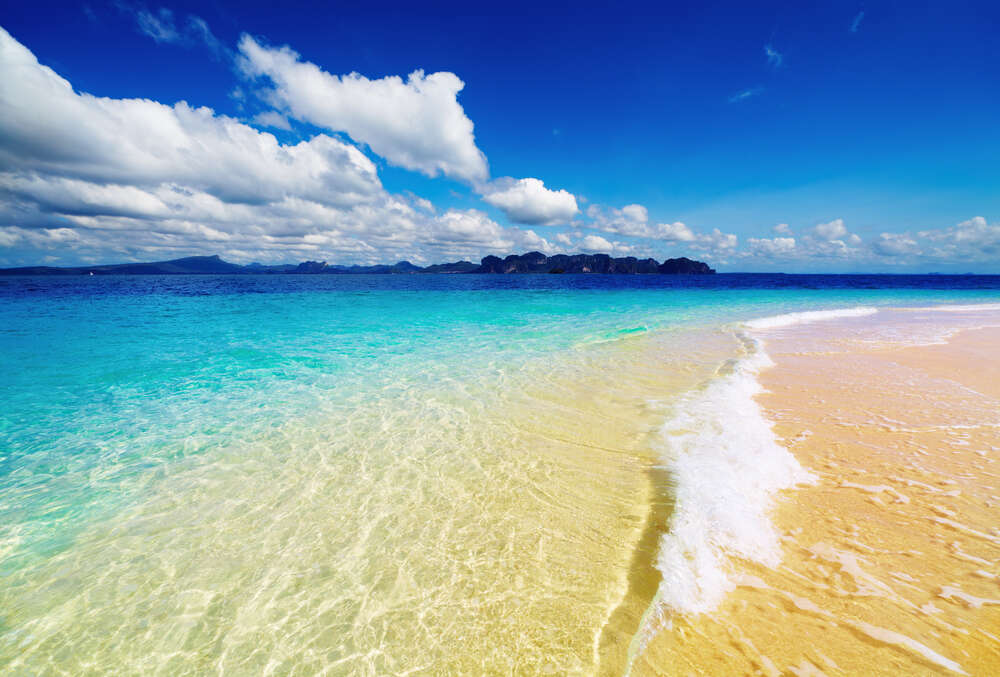картина-постер Теплый морской берег с желтым песком и прозрачной водой