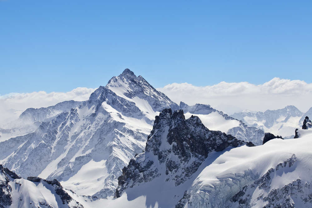 картина-постер Високі скелясті хребти засніжених гір
