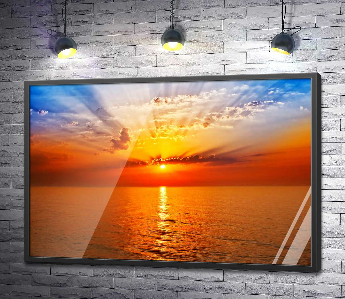 постер Помаранчеве сонце утворює арку променів у небі над морем