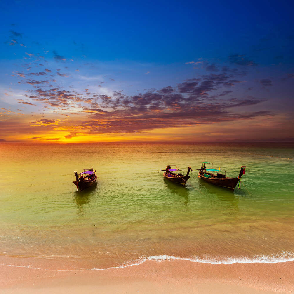 картина-постер Три човни плавають у морській воді біля тропічного берега