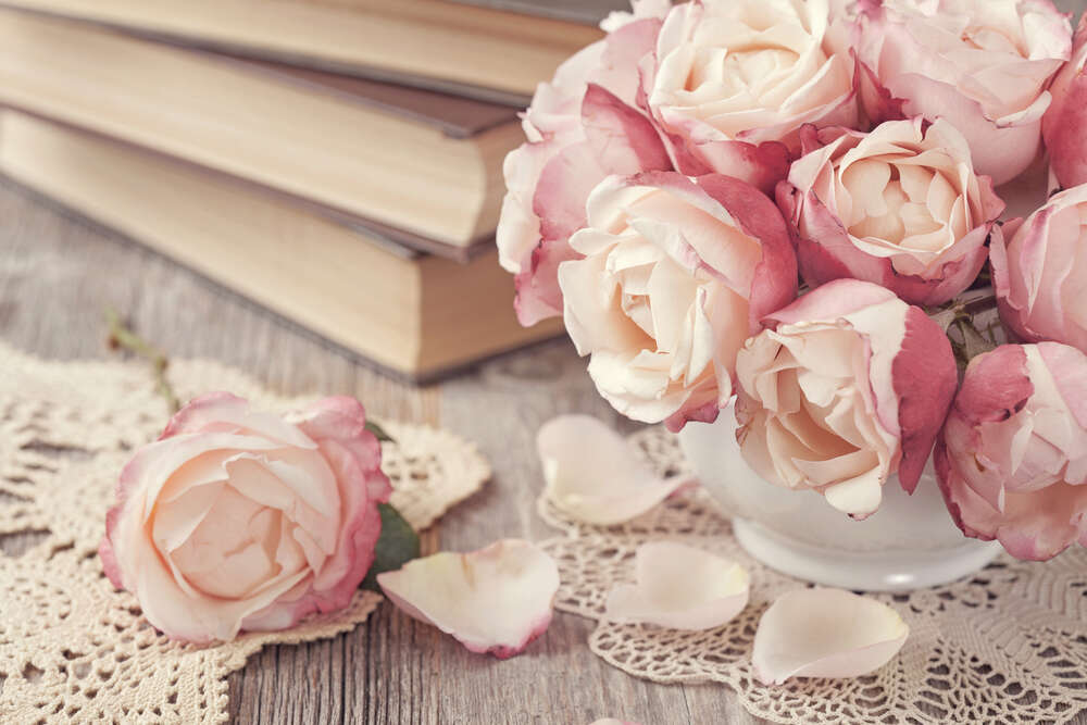 картина-постер Маленькая вазочка роз украшает стол с книгами