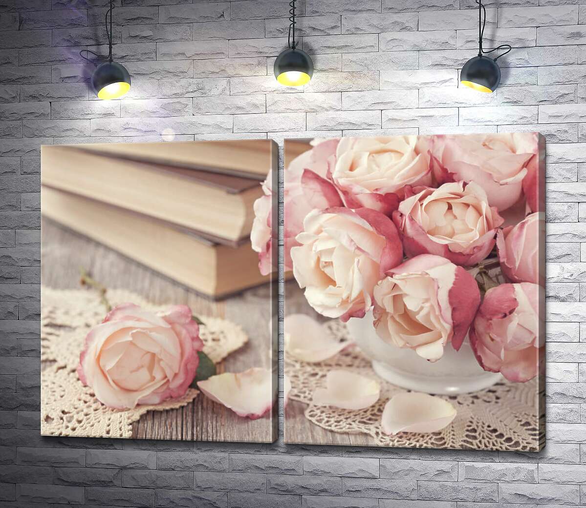 модульная картина Маленькая вазочка роз украшает стол с книгами
