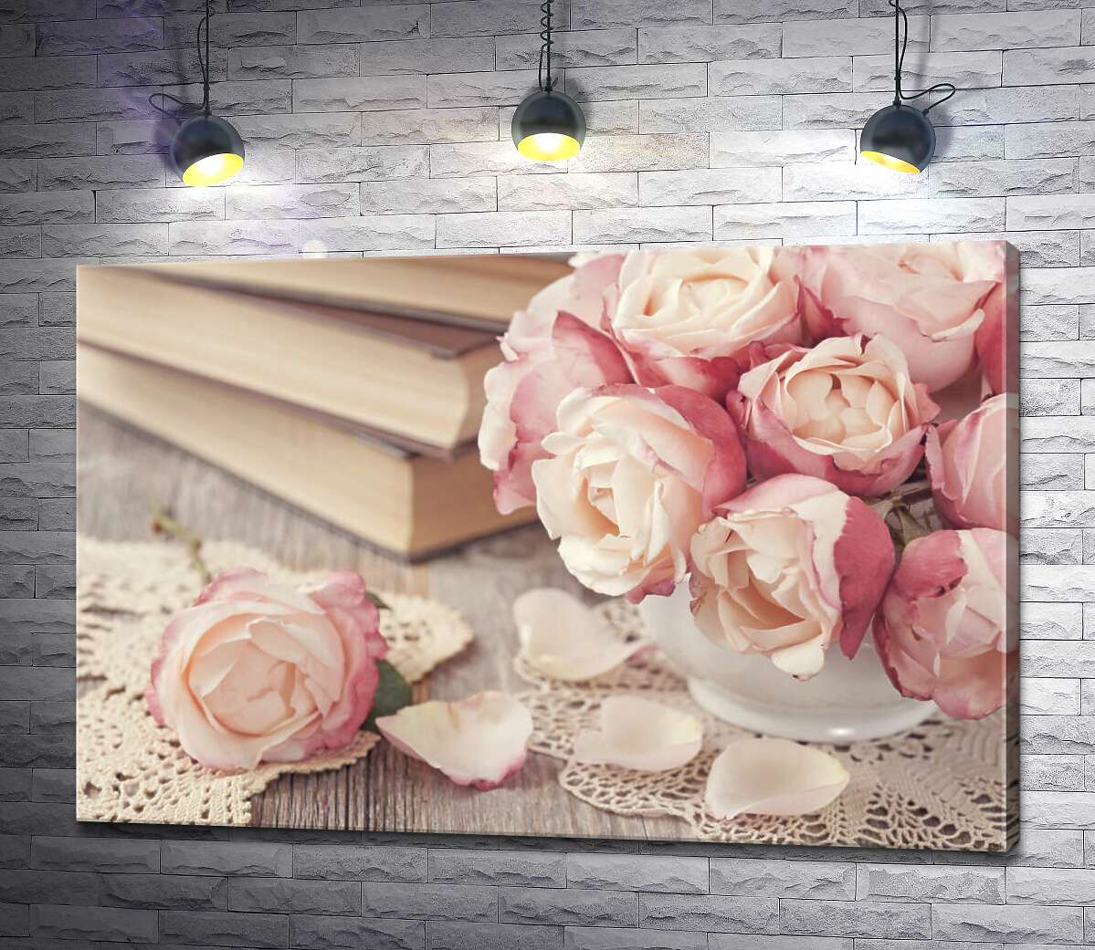 картина Маленькая вазочка роз украшает стол с книгами