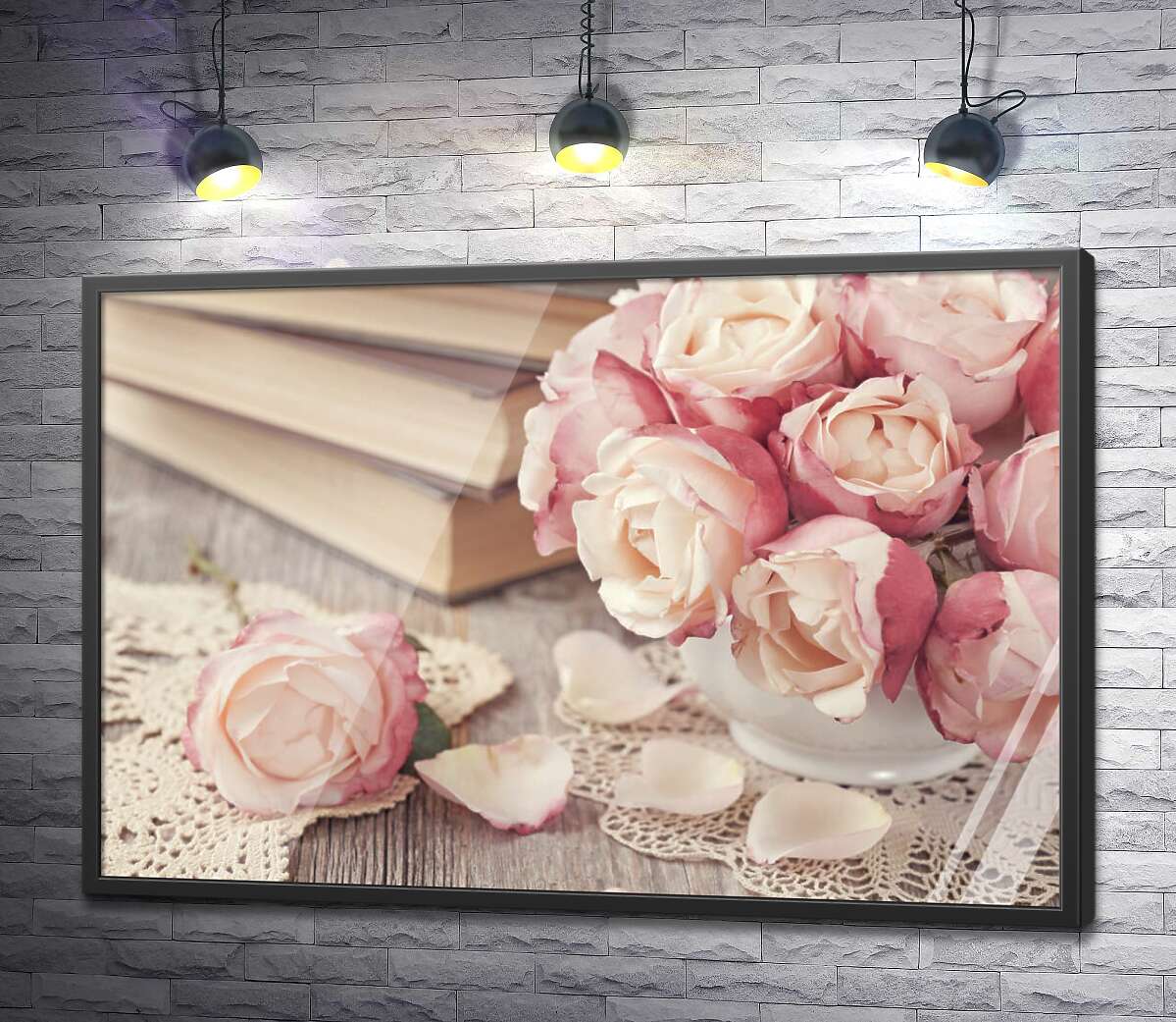 постер Маленька вазочка троянд прикрашає стіл із книгами