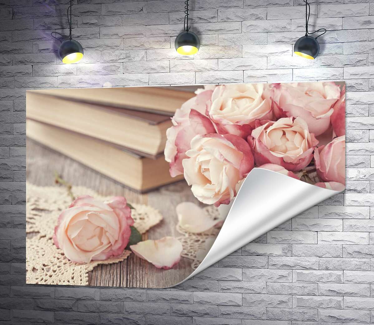 друк Маленька вазочка троянд прикрашає стіл із книгами