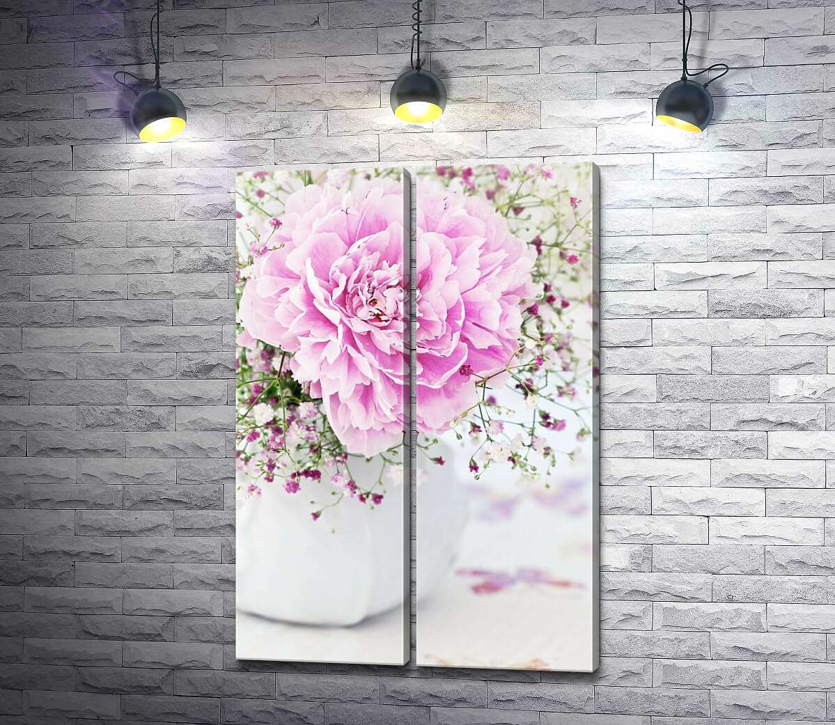 модульная картина Роскошный пион украшен розовыми цветами гипсофил