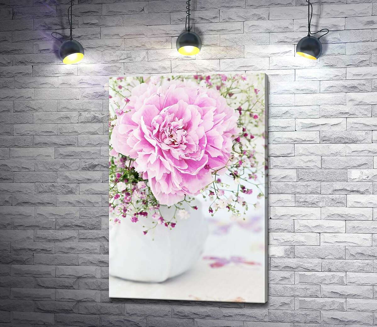 картина Роскошный пион украшен розовыми цветами гипсофил