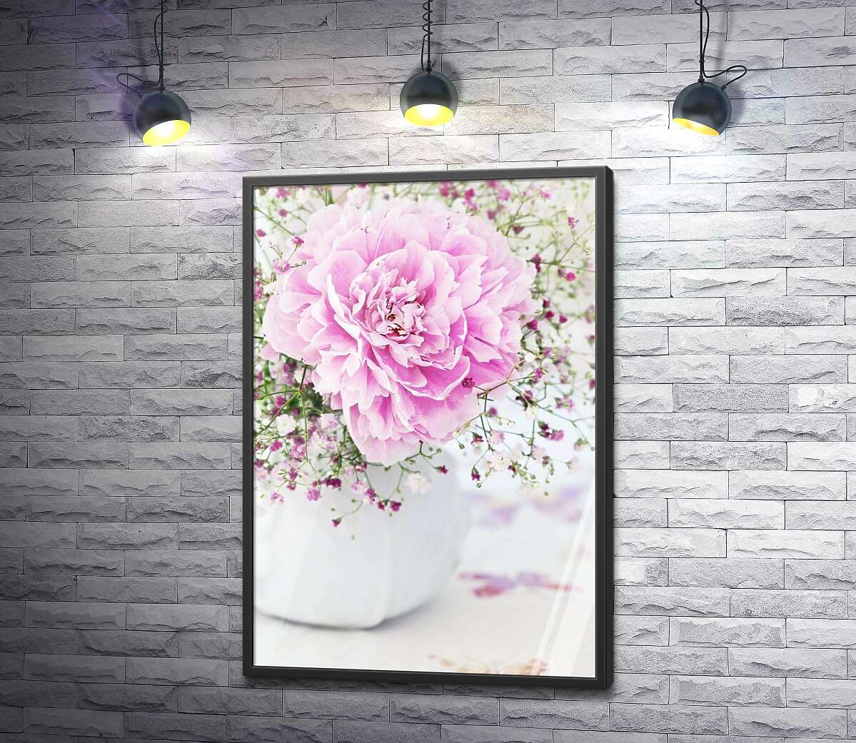 постер Роскошный пион украшен розовыми цветами гипсофил