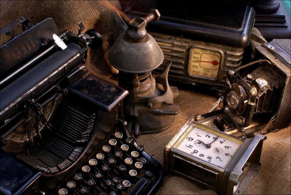 картина-постер Ретро-атмосфера среди пишущей машинки, часов и фотоаппарата