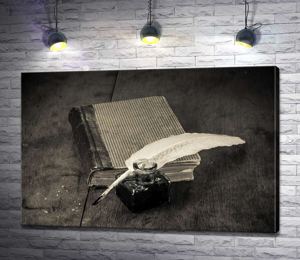 картина Елегантне біле перо лежить на старій книзі поряд зі скляною чорнильницею