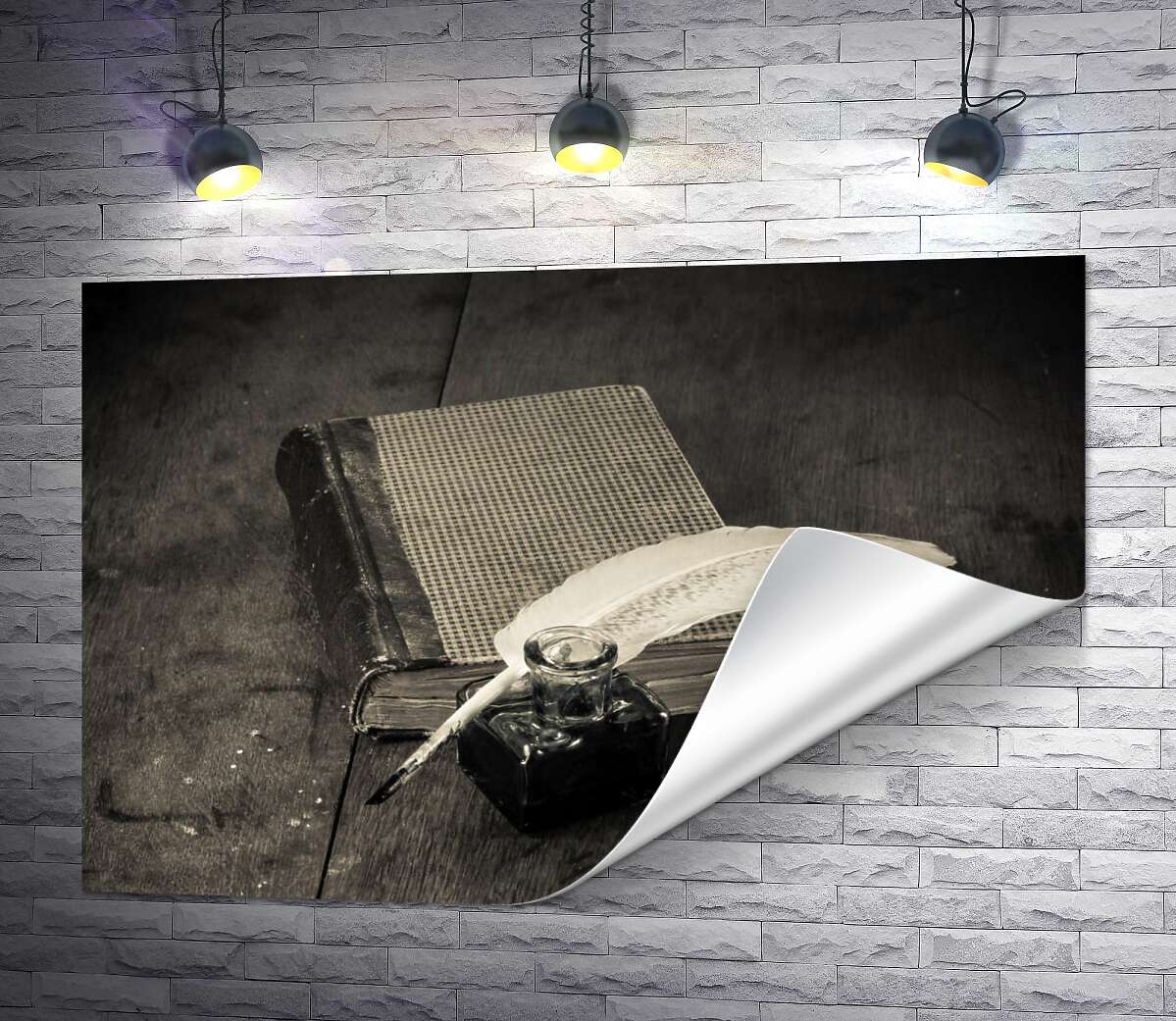 друк Елегантне біле перо лежить на старій книзі поряд зі скляною чорнильницею