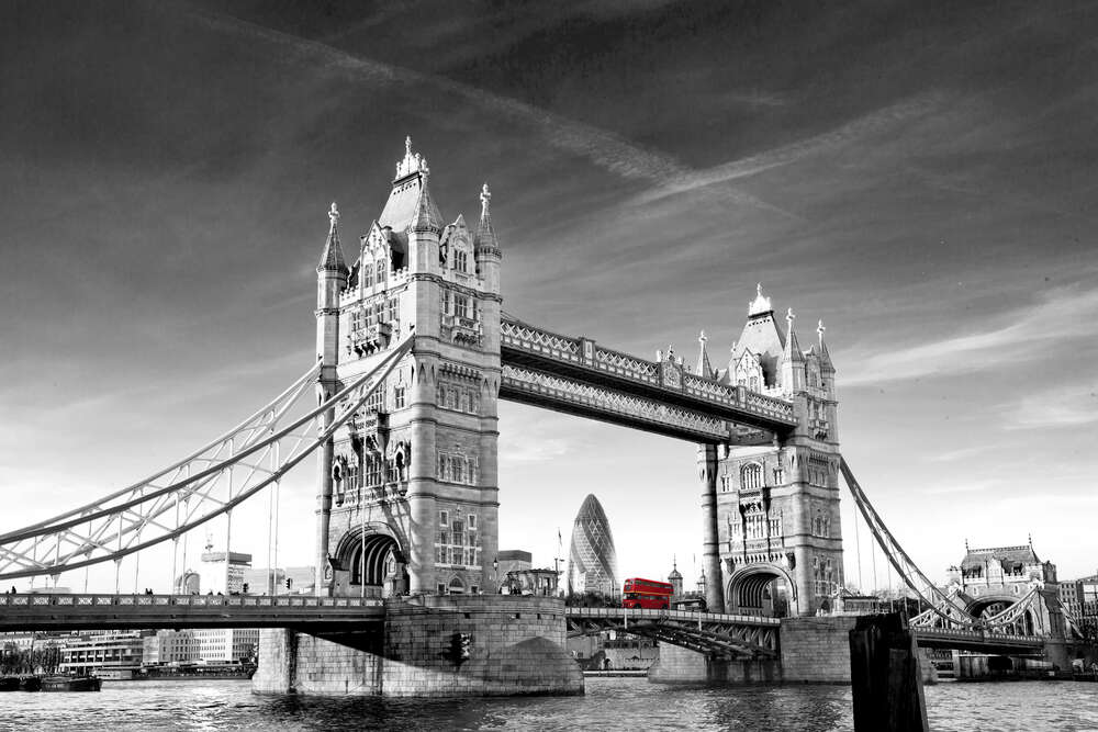 картина-постер Красный автобус следует по Тауэрскому мосту (Tower Bridge)
