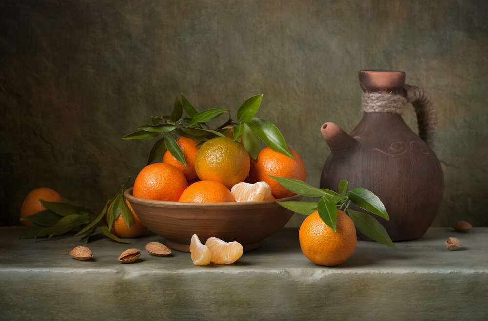 картина-постер Сочные мандарины в тарелке рядом с глиняным кувшином