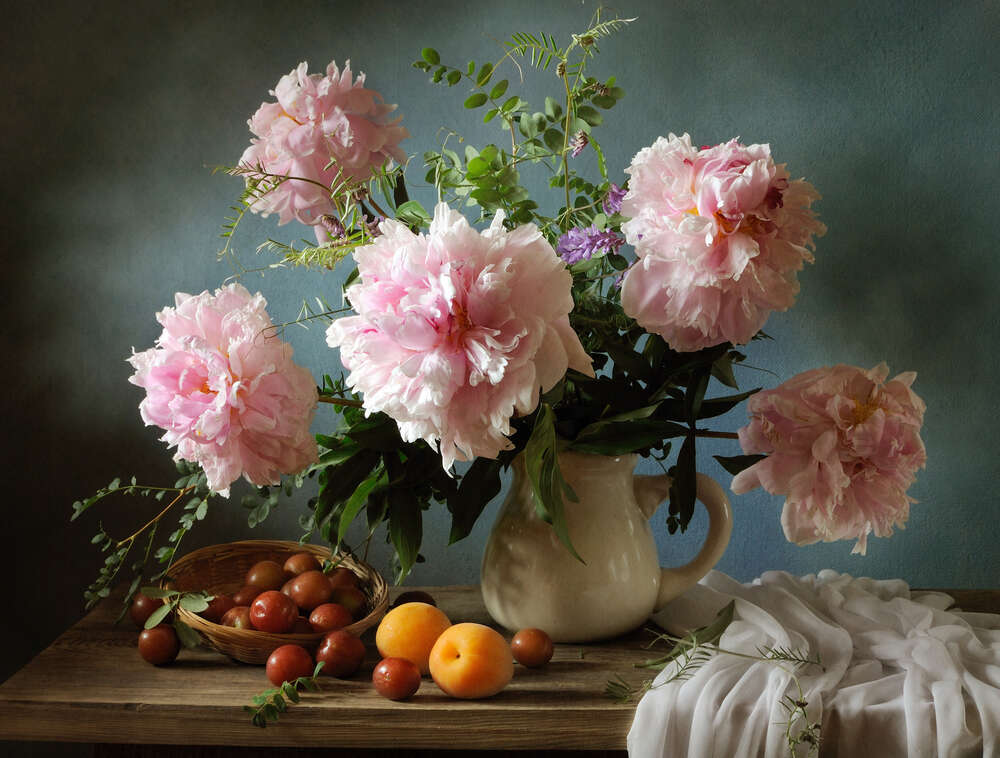 картина-постер Нежный букет розовых пионов на натюрморте с алычей и абрикосами