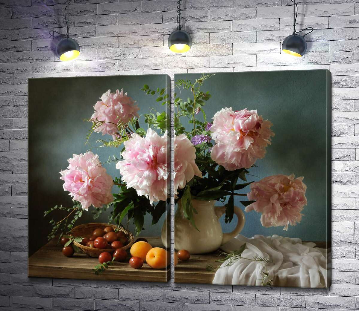 модульная картина Нежный букет розовых пионов на натюрморте с алычей и абрикосами