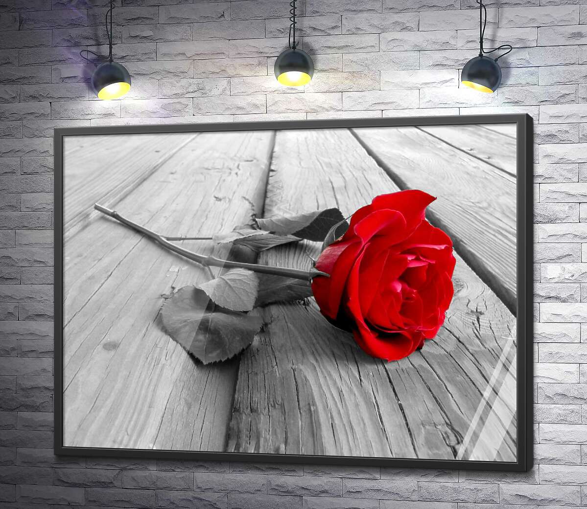 постер Струнка квітка червоної троянди лежить на дерев'яному столі