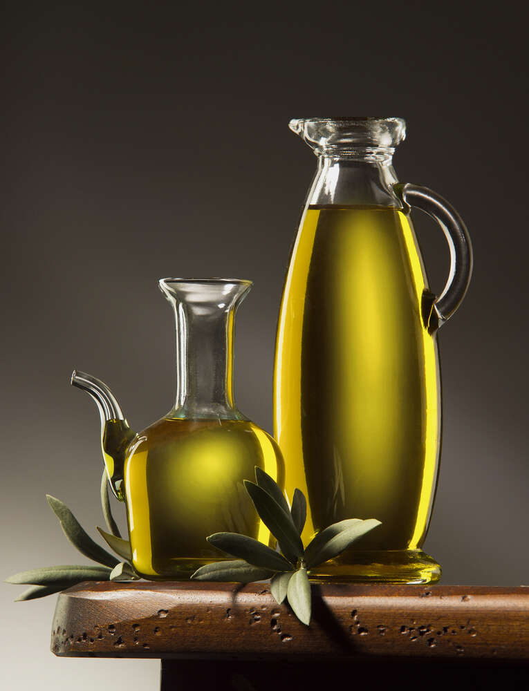 картина-постер Золотистое оливковое масло в стройных стеклянных графинах