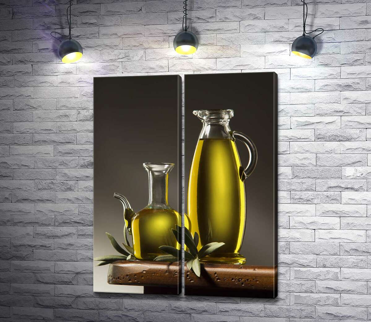 модульная картина Золотистое оливковое масло в стройных стеклянных графинах