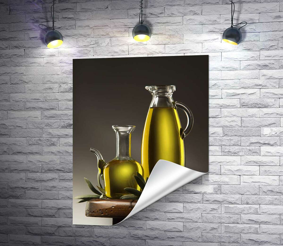 печать Золотистое оливковое масло в стройных стеклянных графинах