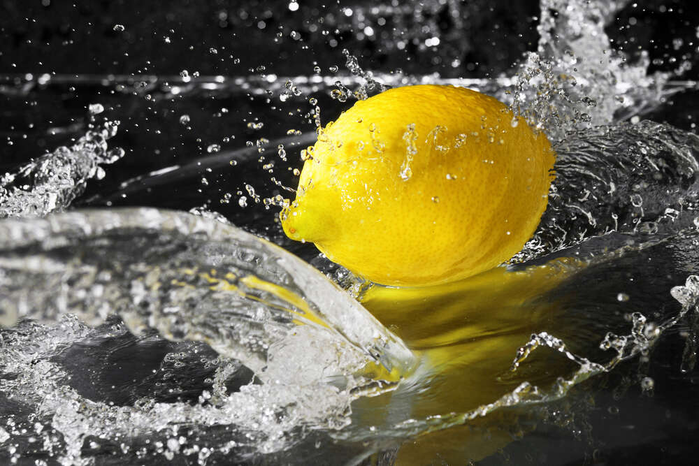 картина-постер Сонячно-жовтий лимон у прозорих бризках води