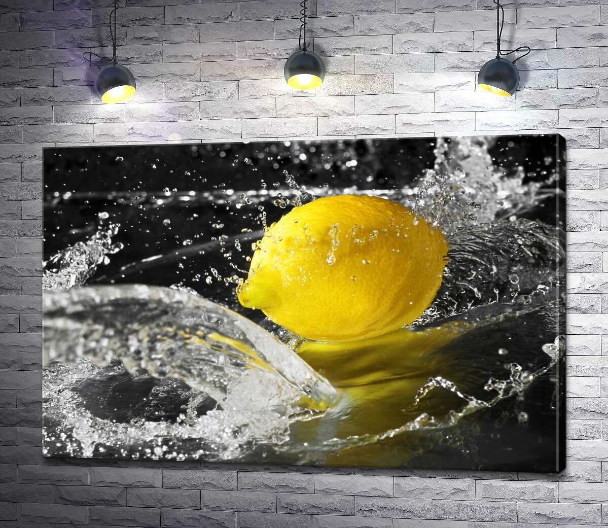 картина Сонячно-жовтий лимон у прозорих бризках води
