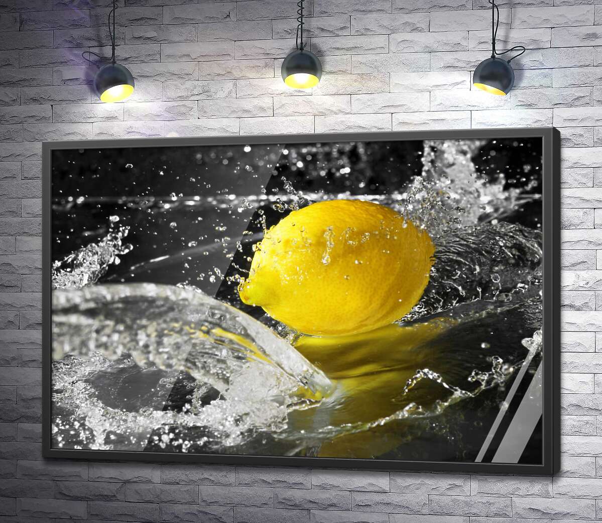 постер Солнечно-желтый лимон в прозрачных брызгах воды