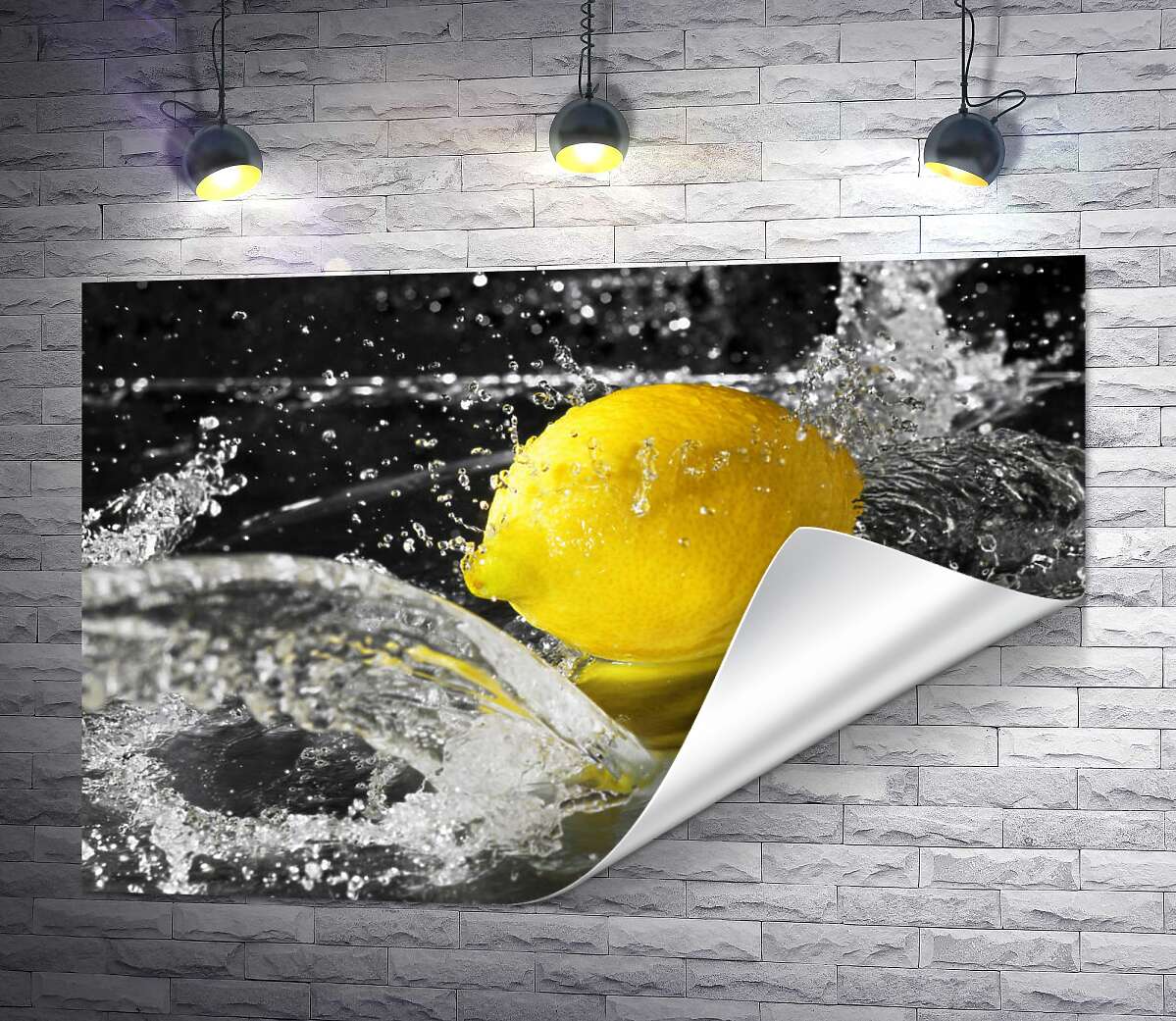 печать Солнечно-желтый лимон в прозрачных брызгах воды