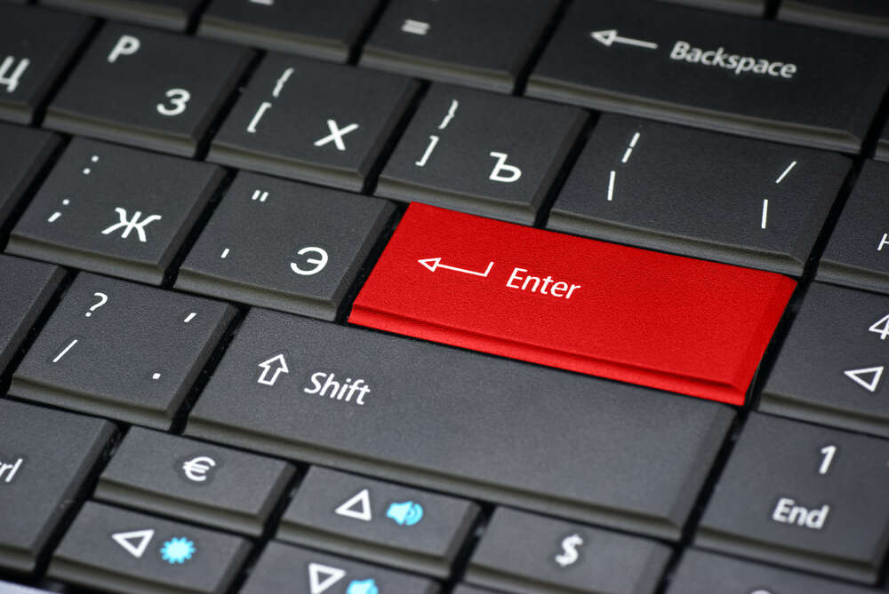 картина-постер Красная клавиша "Enter" на пастельно-черной клавиатуре