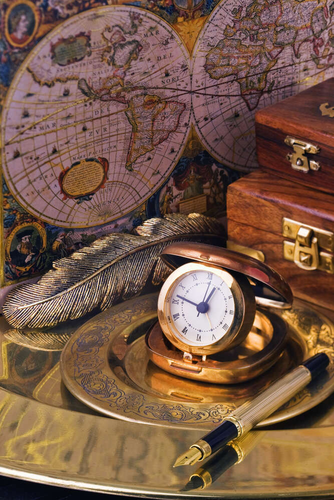 картина-постер Карманные часы в центре винтажного натюрморта