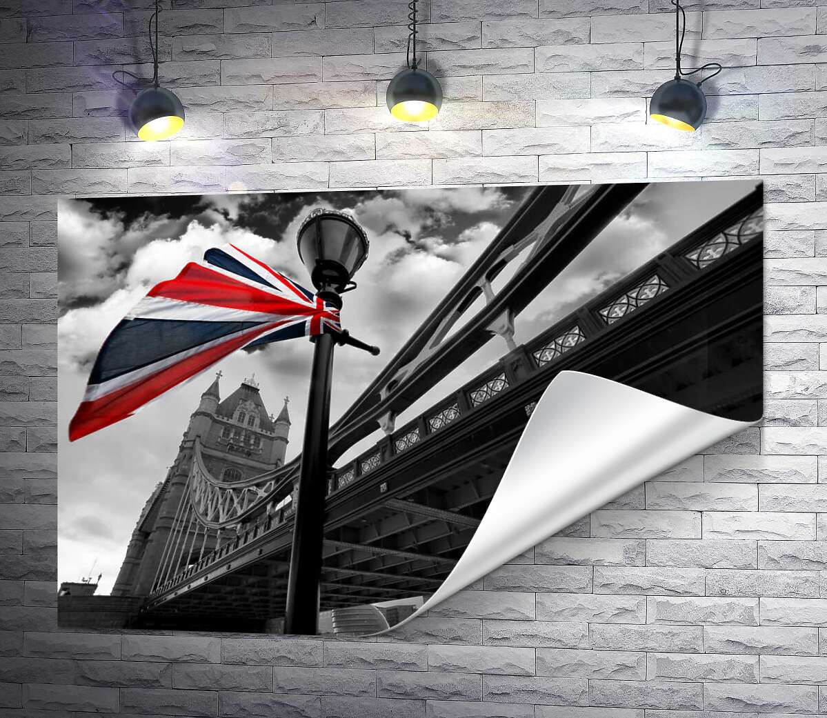 печать Британский флаг висит на фонаре среди Тауэрского моста (Tower Bridge)