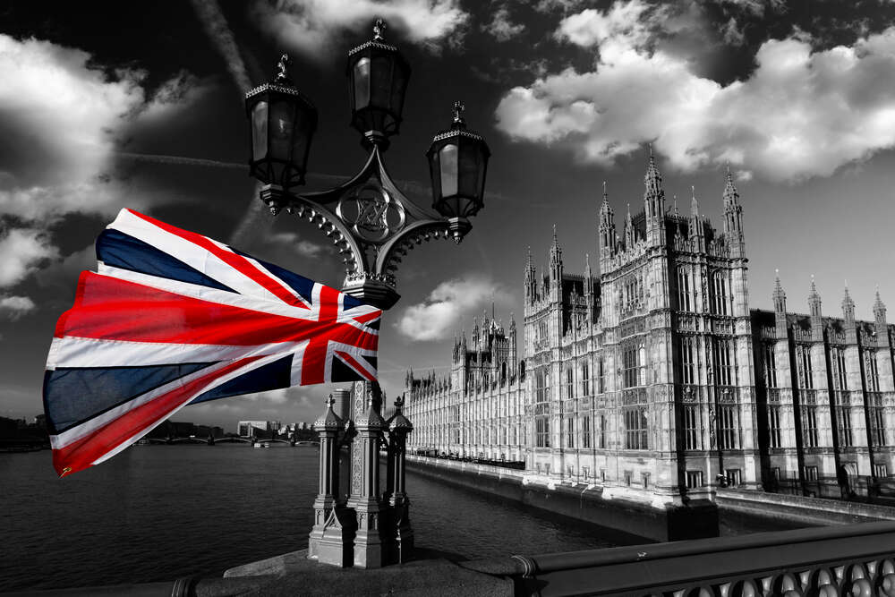 картина-постер Британский флаг трепещит на ветру над глубоководной Темзой