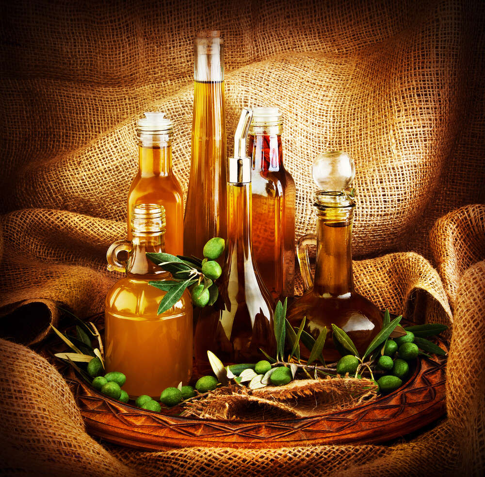 картина-постер Золотая насыщенность оливкового масла в стеклянных кувшинах
