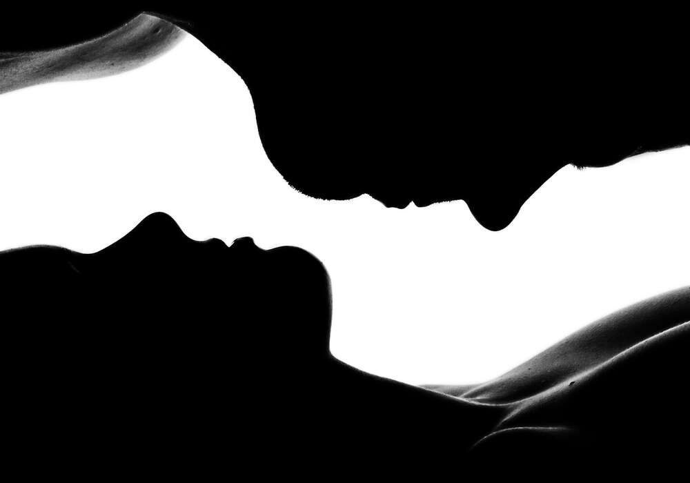 картина-постер Черно-белое изящество профилей влюбленных
