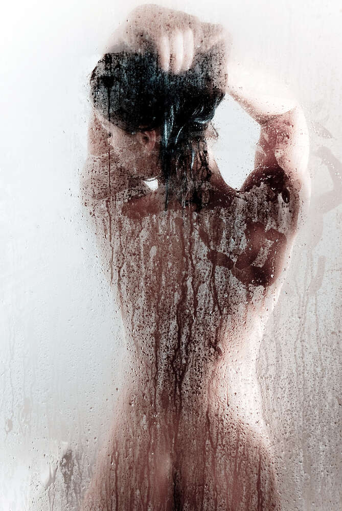 картина-постер Эротические изгибы женской спины за прозрачностью мокрого стекла