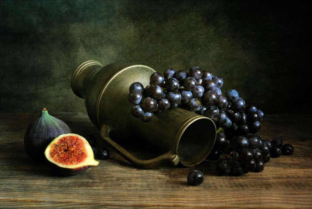 картина-постер Сочный инжир рядом с кувшином, обвитым гроздью синего винограда